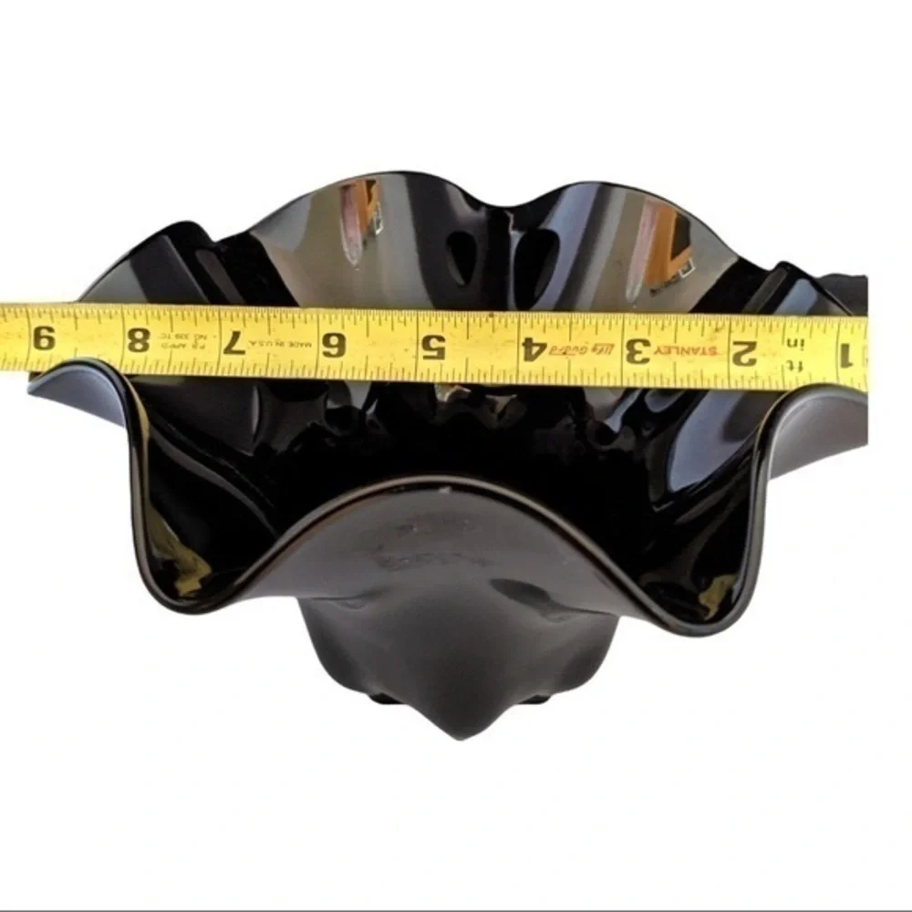 BLACK SCULPTURAL BOWL WITH DISTINCT PERSONALITY.